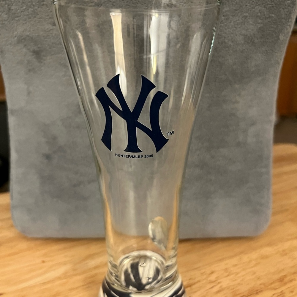 MLB Yankees Blue Logo Glass Beer Mug